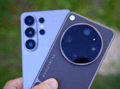 Levei o Galaxy S26 Ultra e o Find X9 Ultra para um encontro da Porsche. Uma câmera foi a vencedora Pessoa segurando o Samsung Galaxy S26 com ícones flutuantes para estabilização, modo noturno e IA