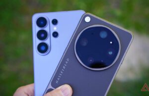 Levei o Galaxy S26 Ultra e o Find X9 Ultra para um encontro da Porsche. Uma câmera foi a vencedora Pessoa segurando o Samsung Galaxy S26 com ícones flutuantes para estabilização, modo noturno e IA