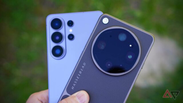Pessoa segurando o Samsung Galaxy S26 com ícones flutuantes para estabilização, modo noturno e IA