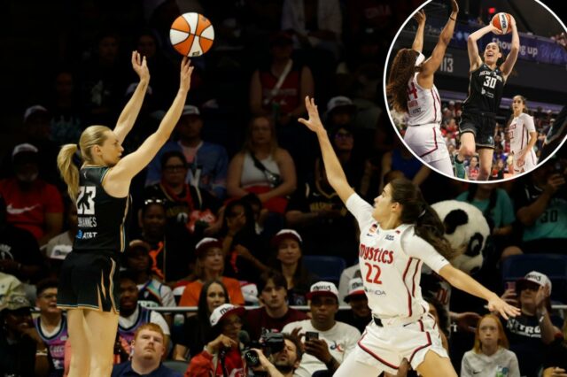 Breanna Stewart (30), do New York Liberty, salta para arremessar uma bola de basquete contra o Washington Mystics.