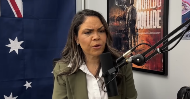 Jacinta Price apareceu no podcast Two Worlds Collide. 