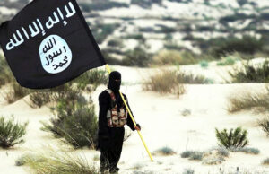 Líder terrorista do ISIS em liberdade após ataque dos EUA matar comandante em meio à crescente ameaça à África: analista Combatente mascarado do Estado Islâmico segura bandeira do ISIS no deserto