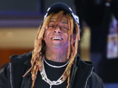 Lil Wayne, 43, noivo secretamente de uma mulher de 20 anos: relatório Lil Wayne sorrindo, usando um boné preto, dreadlocks, duas correntes de diamantes e uma grelha.