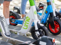 Lime, empresa de micromobilidade apoiada pela Uber, entra com pedido de IPO A row of e-scooters
