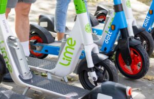 Lime, empresa de micromobilidade apoiada pela Uber, entra com pedido de IPO A row of e-scooters