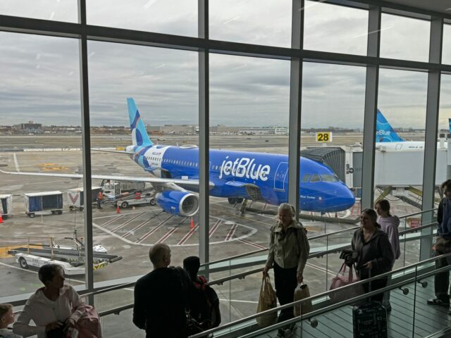 Lista de aeroportos onde viajantes de países afetados pelo Ebola Passengers line up to board a flight at John F. Kennedy International Airport in New York City on November 23, 2024.