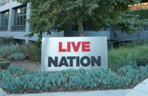 Live Nation registra crescimento geral no primeiro trimestre, apesar do impacto de US$ 450 milhões devido ao acordo e litígio do Departamento de Justiça Live Nation registra crescimento geral no primeiro trimestre, apesar do impacto de US$ 450 milhões devido ao acordo e litígio do Departamento de Justiça