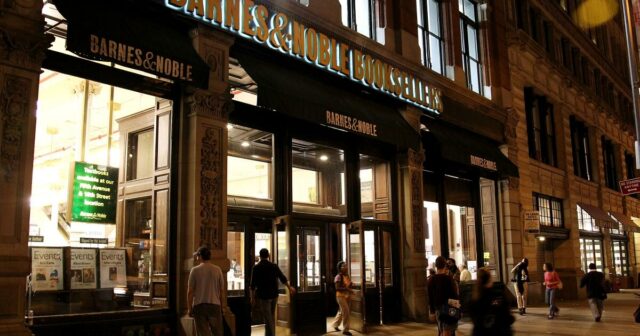 Livros escritos por IA na Barnes & Noble? CEO esclarece Livros escritos por IA na Barnes & Noble? CEO esclarece declaração que gerou apelos por boicote