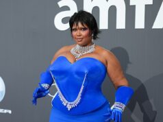 Lizzo exibe sua perda de peso de 60 libras com um bizarro espartilho de mamilo com piercing e diamantes deslumbrantes na gala da amfAR Lizzo roubou os holofotes na gala amfAR repleta de estrelas de quinta à noite em Cannes em um ousado conjunto azul brilhante