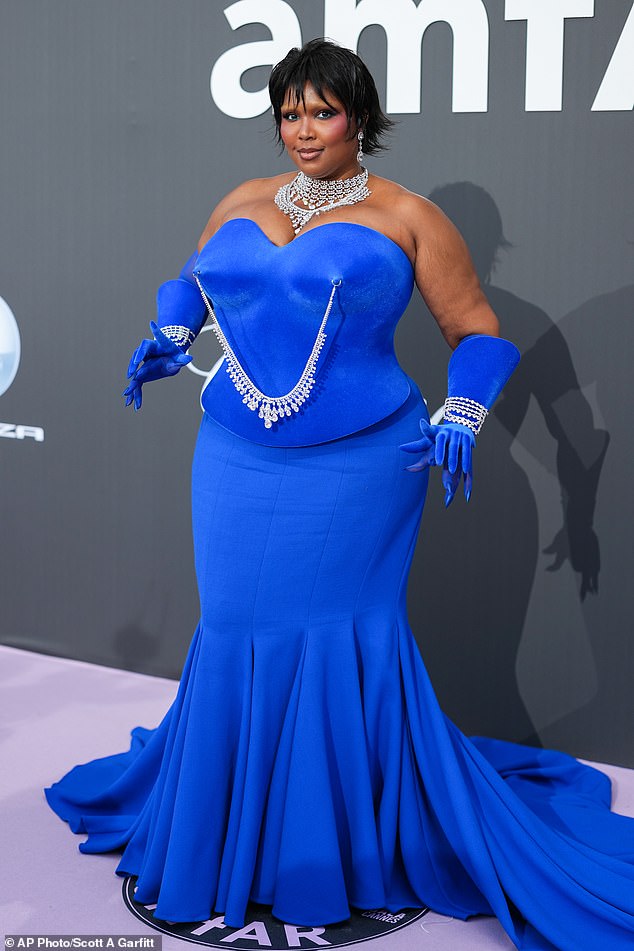 Lizzo exibe sua perda de peso de 60 libras com Lizzo roubou os holofotes na gala amfAR repleta de estrelas de quinta à noite em Cannes em um ousado conjunto azul brilhante