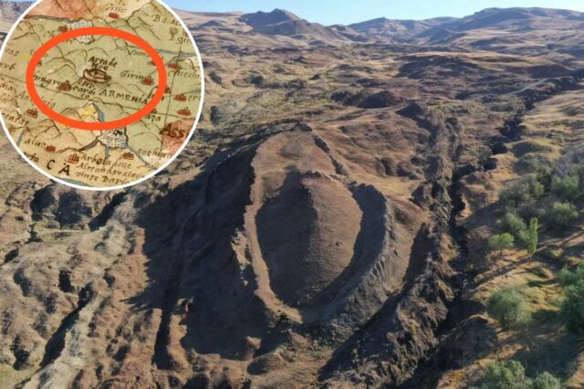 Local final da Arca de Noé localizado em mapa centenário – correspondendo ao local da vida real há muito especulado como a relíquia bíblica enterrada
