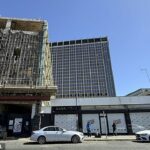 A conhecida Nestlé Tower, de 24 andares, no centro, é um símbolo da decadência urbana. Ao redor, as lojas estão fechando e o crime violento continua aumentando