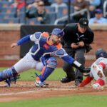 O apanhador do New York Mets, Luis Torrens, eliminou o segunda base do Washington Nationals, Nasim Nunez, no home plate.