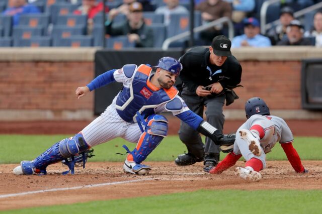 O apanhador do New York Mets, Luis Torrens, eliminou o segunda base do Washington Nationals, Nasim Nunez, no home plate.