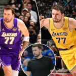 O jogador de basquete Luka Doncic com uma camisa roxa do Lakers com o número 77, sorrindo na quadra.