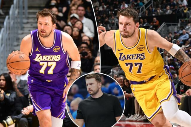 O jogador de basquete Luka Doncic com uma camisa roxa do Lakers com o número 77, sorrindo na quadra.