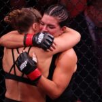 INGLEWOOD, CALIFÓRNIA - 16 DE MAIO: Gina Carano e Ronda Rousey ficam com o árbitro John McCarthy após sua luta de peso pena durante o card principal de Ronda Rousey da Netflix x Gina Carano no Intuit Dome em 16 de maio de 2026 em Inglewood, Califórnia. Sarah Stier/Getty Images para Netflix/AFP (Foto de Sarah Stier/GETTY IMAGES NORTH AMERICA/Getty Images via AFP)