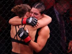 Luta Ronda Rousey x Gina Carano: Rousey vence com finalização de 17 segundos INGLEWOOD, CALIFÓRNIA - 16 DE MAIO: Gina Carano e Ronda Rousey ficam com o árbitro John McCarthy após sua luta de peso pena durante o card principal de Ronda Rousey da Netflix x Gina Carano no Intuit Dome em 16 de maio de 2026 em Inglewood, Califórnia. Sarah Stier/Getty Images para Netflix/AFP (Foto de Sarah Stier/GETTY IMAGES NORTH AMERICA/Getty Images via AFP)
