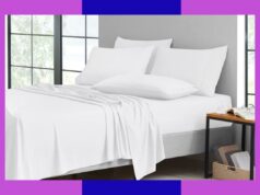 Luxo silencioso aprovado: economize 75% nessas folhas de bambu luxuosas e discretas Lençóis brancos numa cama ao lado de uma mesa de cabeceira com um livro e óculos.