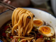 Macarrão instantâneo recolhido em todo o país. Ver item afetado Fly By Jing lembrou do Fly by Jing Creamy Sesame Noodles porque os produtos podem ter sido expostos a amendoins.