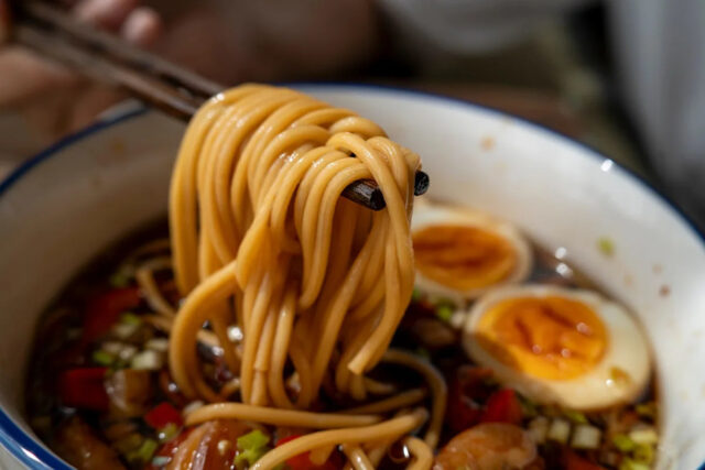 Macarrão instantâneo recolhido em todo o país. Ver item afetado Fly By Jing lembrou do Fly by Jing Creamy Sesame Noodles porque os produtos podem ter sido expostos a amendoins.