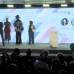 Macron sobe ao palco sem ser convidado na cimeira de África para repreender a multidão por “total falta de respeito”