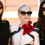COPENHAGUE, DINAMARCA - 10 DE AGOSTO: Nina Sandbech usa saia preta, body, lenço branco creme, bolsa Alaia e salto alto Ganni durante a Copenhagen Fashion Week Primavera / Verão 2024 em 10 de agosto de 2023 em Copenhague, Dinamarca. (Foto de Christian Vierig/Getty Images)