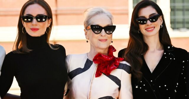 COPENHAGUE, DINAMARCA - 10 DE AGOSTO: Nina Sandbech usa saia preta, body, lenço branco creme, bolsa Alaia e salto alto Ganni durante a Copenhagen Fashion Week Primavera / Verão 2024 em 10 de agosto de 2023 em Copenhague, Dinamarca. (Foto de Christian Vierig/Getty Images)