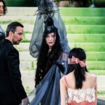 Madonna se irritou com uma de suas sete lindas ninfas no tapete vermelho do Met Gala 2026 na segunda-feira