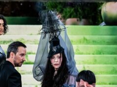Madonna, 67, flagrada dando um olhar mortal para uma de suas lindas ‘ninfas’ depois de ordenar que ela subisse os degraus do Met Gala Madonna se irritou com uma de suas sete lindas ninfas no tapete vermelho do Met Gala 2026 na segunda-feira