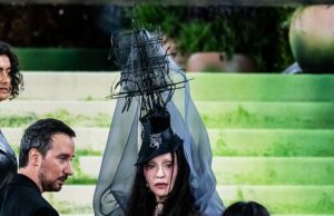 Madonna, 67, flagrada dando um olhar mortal para uma de suas lindas ‘ninfas’ depois de ordenar que ela subisse os degraus do Met Gala Madonna se irritou com uma de suas sete lindas ninfas no tapete vermelho do Met Gala 2026 na segunda-feira