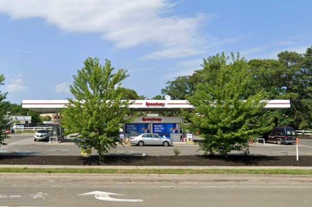 Mãe de 3 filhos em Long Island morta após ser encontrada inconsciente em um posto de gasolina como suspeita acusada de assassinato
