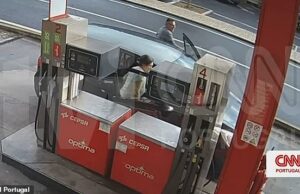 Mãe e padrasto sexólogo tomaram sol na esplanada de um café depois de abandonarem os filhos de cinco e quatro anos na floresta portuguesa – como a CCTV mostra o casal a caminho de abandonar os rapazes Novas imagens obtidas pela mídia local mostram os meninos brincando inocentemente no carro dos pais em um posto de gasolina em Miranda do Douro, perto da fronteira com Espanha.