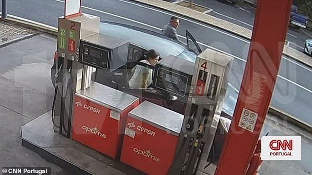 Mãe e padrasto sexólogo tomaram sol na esplanada de um Novas imagens obtidas pela mídia local mostram os meninos brincando inocentemente no carro dos pais em um posto de gasolina em Miranda do Douro, perto da fronteira com Espanha.