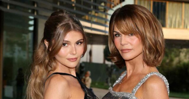 Mãe 'orgulhosa' Lori Loughlin tem gêmeos com a filha Olivia Olivia Jade Giannulli está bronzeada e tonificada em um biquíni azul bebê Itty Bitty 1