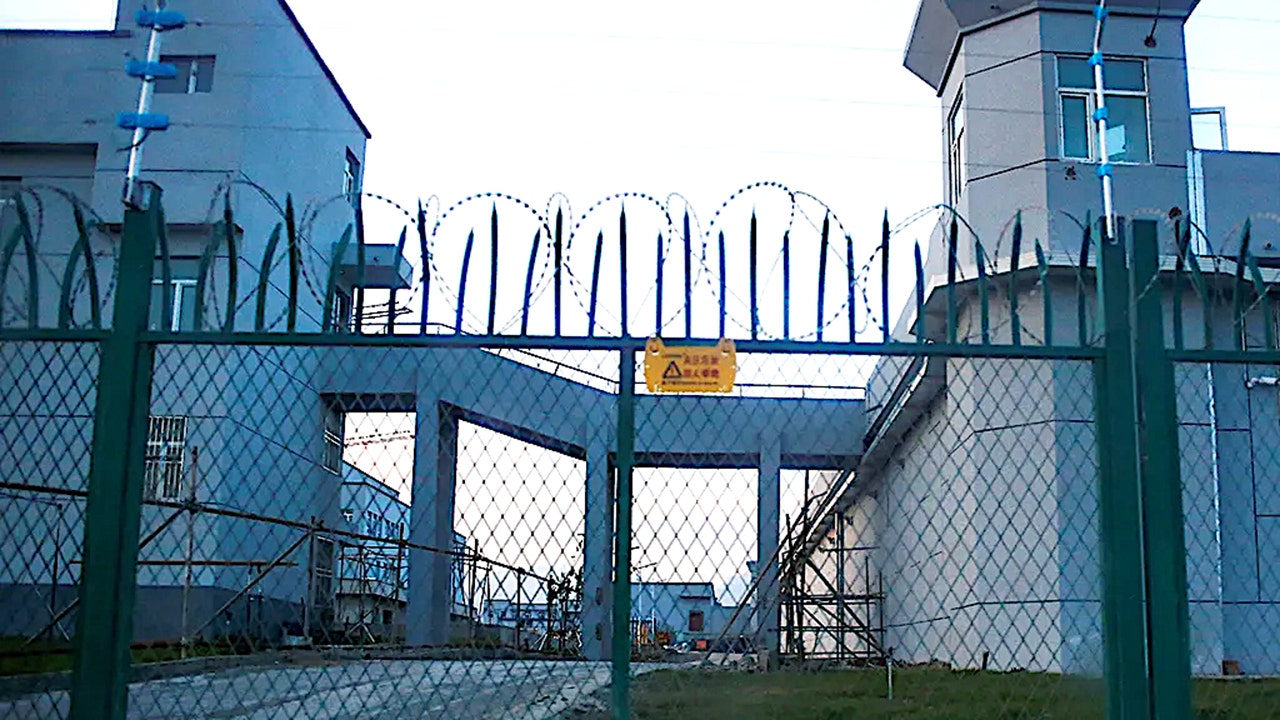 Mãe relata horrores do brutal campo de detenção chinês onde filho morreu