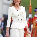 A Princesa de Gales era a imagem da elegância em um vestido branco de £ 460 de uma de suas marcas favoritas, Self Portrait, enquanto organizava uma festa no jardim com o marido