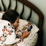 Mais da metade dos adolescentes perdem o sono crítico devido ao uso do telefone depois da meia-noite