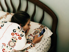 Mais da metade dos adolescentes perdem o sono crítico devido ao uso do telefone depois da meia-noite Mais da metade dos adolescentes perdem o sono crítico devido ao uso do telefone depois da meia-noite