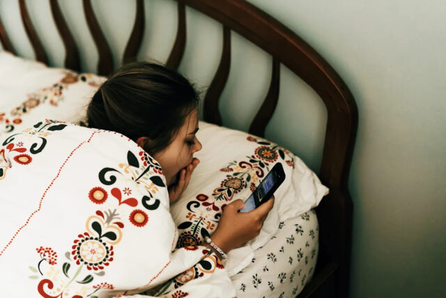 Mais da metade dos adolescentes perdem o sono crítico devido Mais da metade dos adolescentes perdem o sono crítico devido ao uso do telefone depois da meia-noite