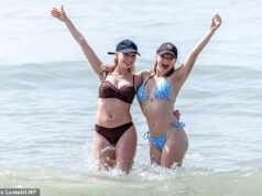Mais quente que as Seychelles! A Grã-Bretanha deve atingir 30°C hoje, antes de subir para 33°C, o calor do maçarico durante o feriado bancário, com o início da onda de calor de uma semana Sunseekers se refrescam no mar em Brighton, East Sussex, no sábado