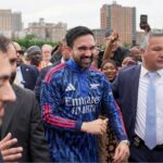 Mamdani usa Arsenal thobe durante as celebrações do Eid al-Adha