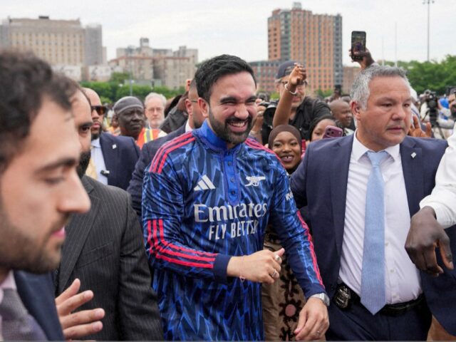 Mamdani usa Arsenal thobe durante as celebrações do Eid al-Adha
