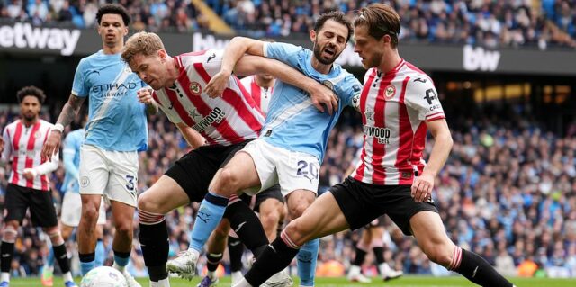 Man City x Brentford - Premier League AO VIVO: Jeremy Doku se aproxima novamente ao abrir o impasse para os anfitriões nervosos, que pretendem diminuir a distância para o líder da liga, Arsenal

