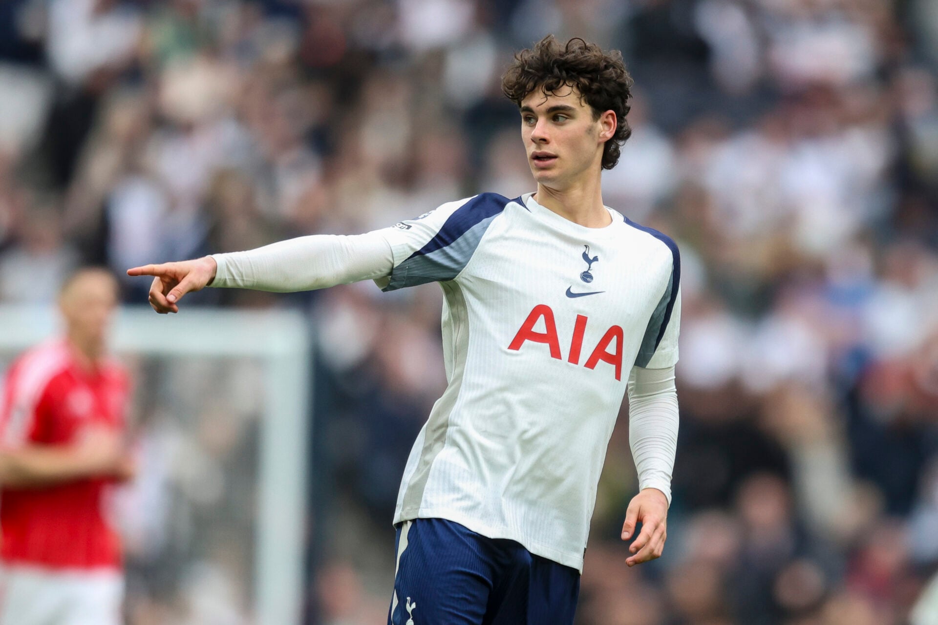 Man Utd monitora Archie Gray antes da briga de rebaixamento do Tottenham na Premier League
