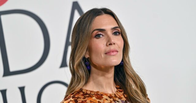 Mandy Moore se junta ao discurso do grupo de mães, Mandy Moore se junta ao discurso do grupo de mães, diz que o ensaio contundente de Ashley Tisdale 'vai direto ao âmago'