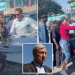 Manifestante aponta faca para funcionário de Tom Steyer em evento de campanha em Los Angeles – enquanto um vídeo selvagem mostra ativistas furiosos confrontando o bilionário
