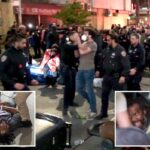 Policiais arrastando um homem do Hospital Wyckoff enquanto manifestantes se reúnem do lado de fora.
