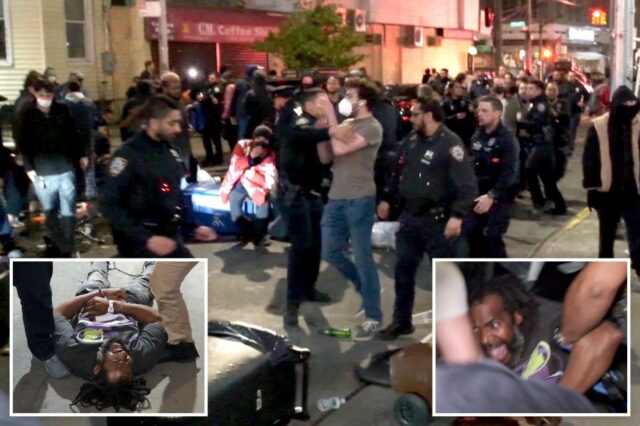 Policiais arrastando um homem do Hospital Wyckoff enquanto manifestantes se reúnem do lado de fora.