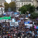 Manifestantes argentinos condenam cortes no financiamento da saúde de Milei
